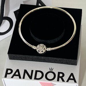 Pandora Moments Sparkling Snowflake Clasp Bangle Bracelet